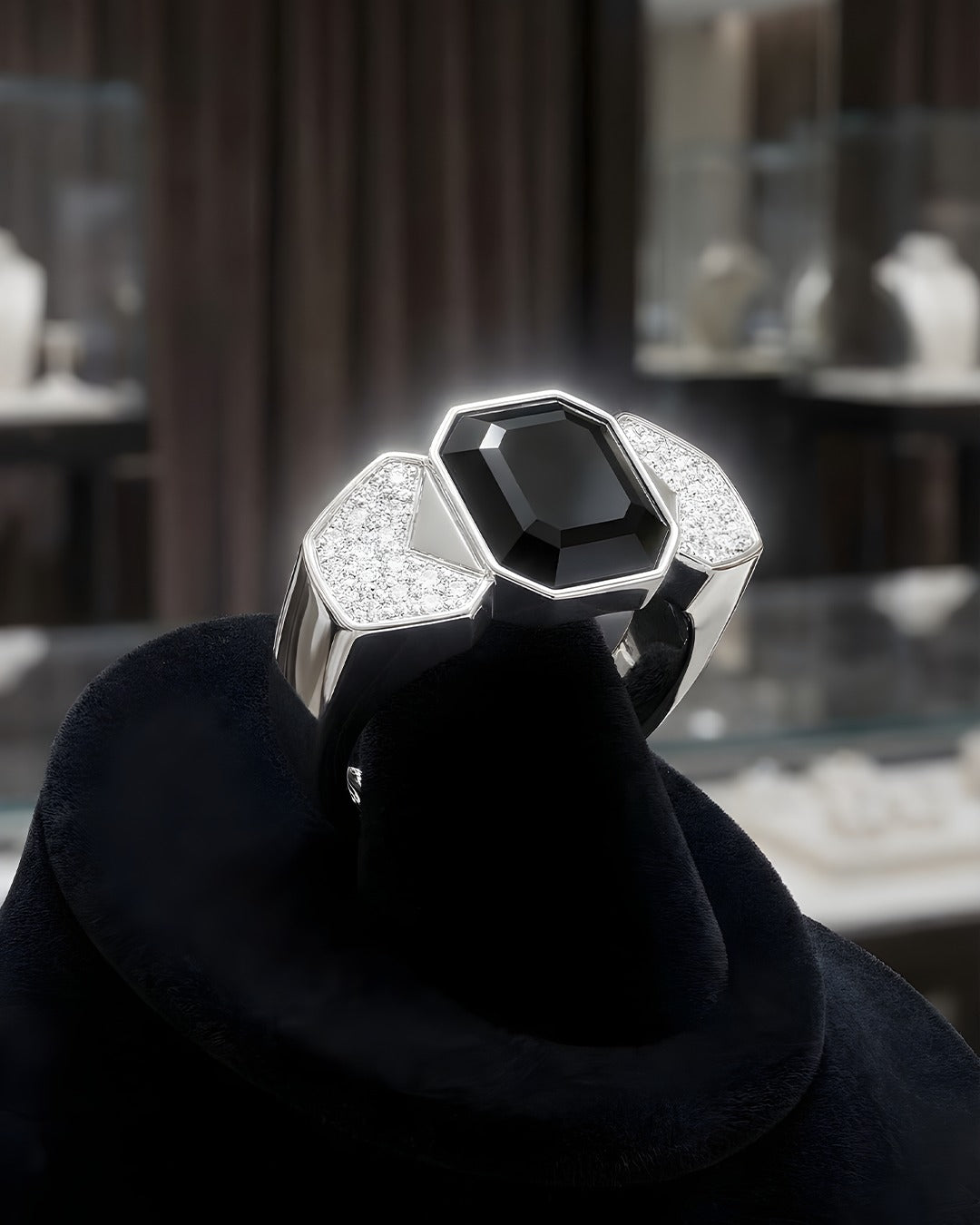 18 AYAR BEYAZ SARI ALTIN ÜST KISMI BEYAZ PIRLANTA ORTA KISIM 10CT SİYAH PIRLANTA YÜZÜK