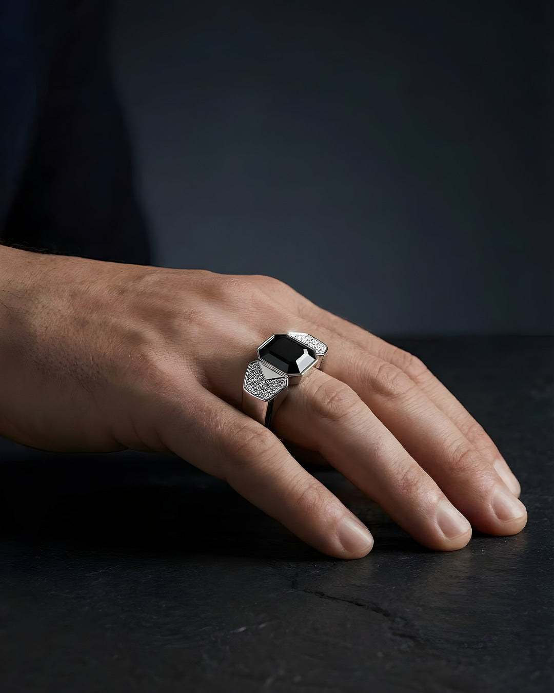 18 AYAR BEYAZ SARI ALTIN ÜST KISMI BEYAZ PIRLANTA ORTA KISIM 10CT SİYAH PIRLANTA YÜZÜK