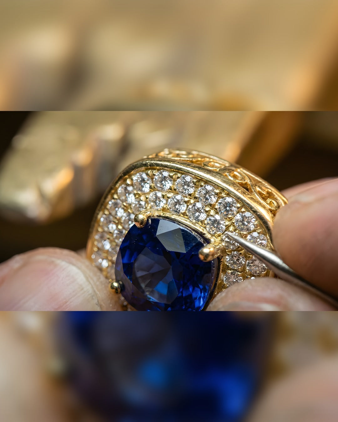 18 AYAR SARI ALTIN ÜZERİNE BEYAZ 6CT MAVİ ELMASI TASARIM KOLYE