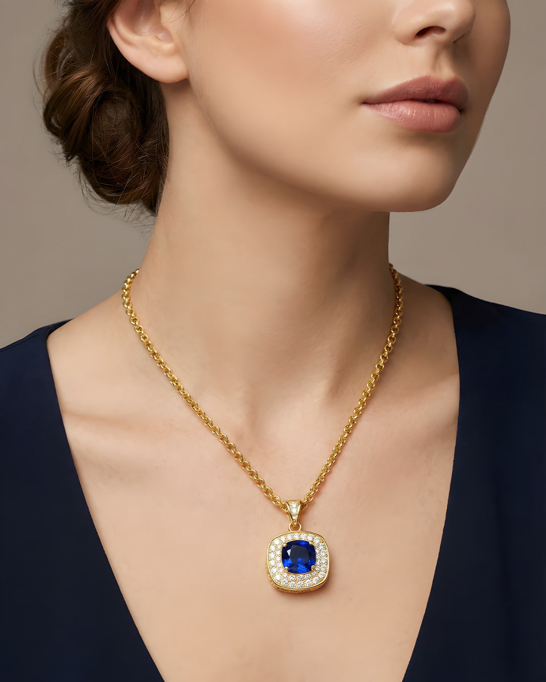 18 AYAR SARI ALTIN ÜZERİNE BEYAZ 6CT MAVİ ELMASI TASARIM KOLYE