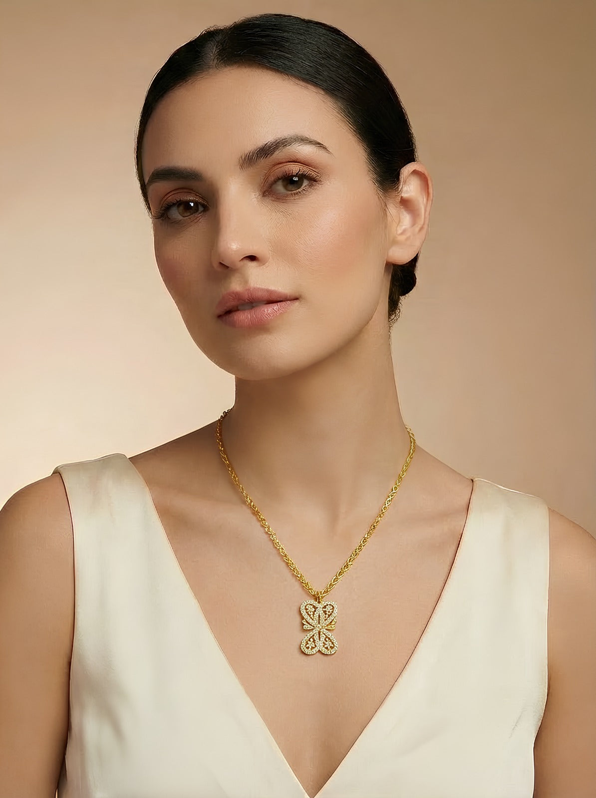 18 AYAR SARI BEYAZ ALTIN F KALİTE PIRLANTA İLE MODELLENMİŞ KOLYE